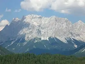 Le Schneefernerkopf (au centre) depuis le col de Fern au sud-ouest.