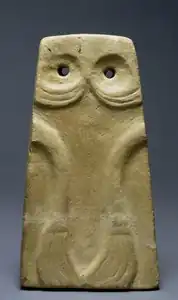 Plaque idole en grès.