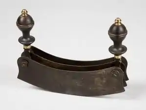 Hachoir berceuse deux mains à trois lames avec boutons en bois fixés avec des vis en laiton, fin du XIXe&nbsp;siècle