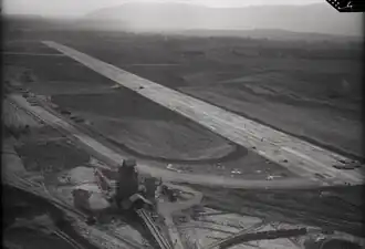 Travaux du prolongement de la piste en 1946 pour la portée à 2&nbsp;000&nbsp;m vue de l'est.